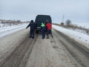 Автоинспекторы Карачаево-Черкесии помогли водителю, застрявшему на дорожном подъёме